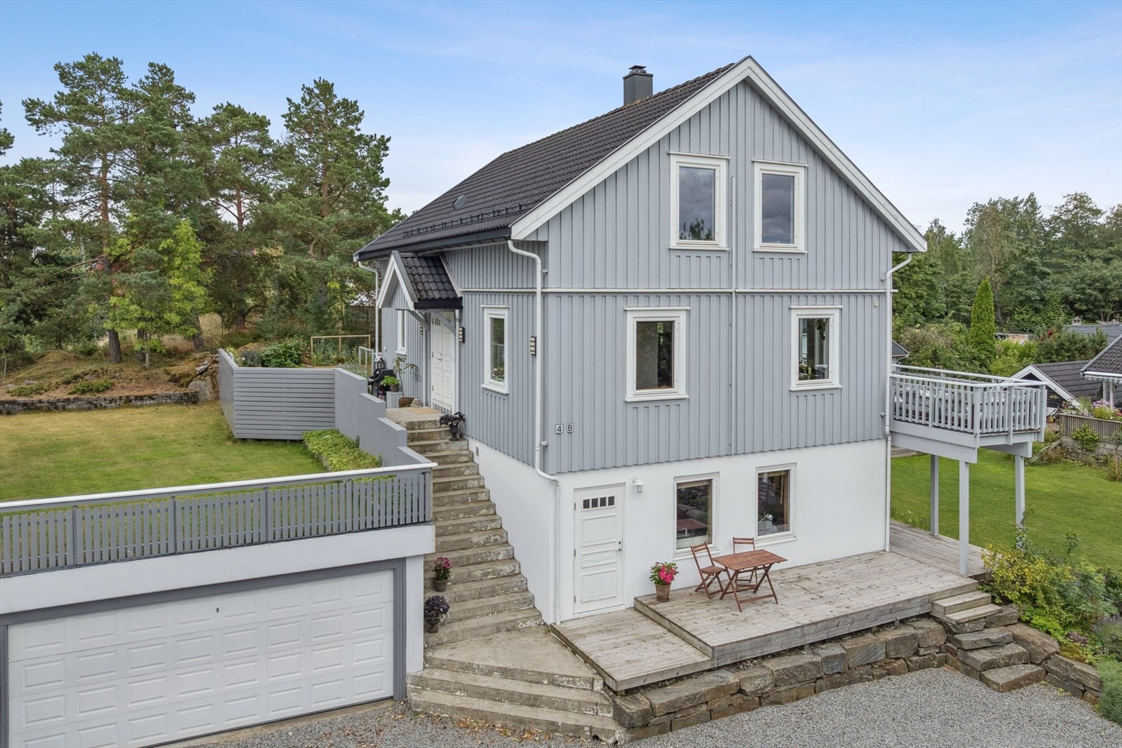 Parkering i halvpart av dobbelgarasje, samt rikelig med plass i innkjørsel. Galleribilde