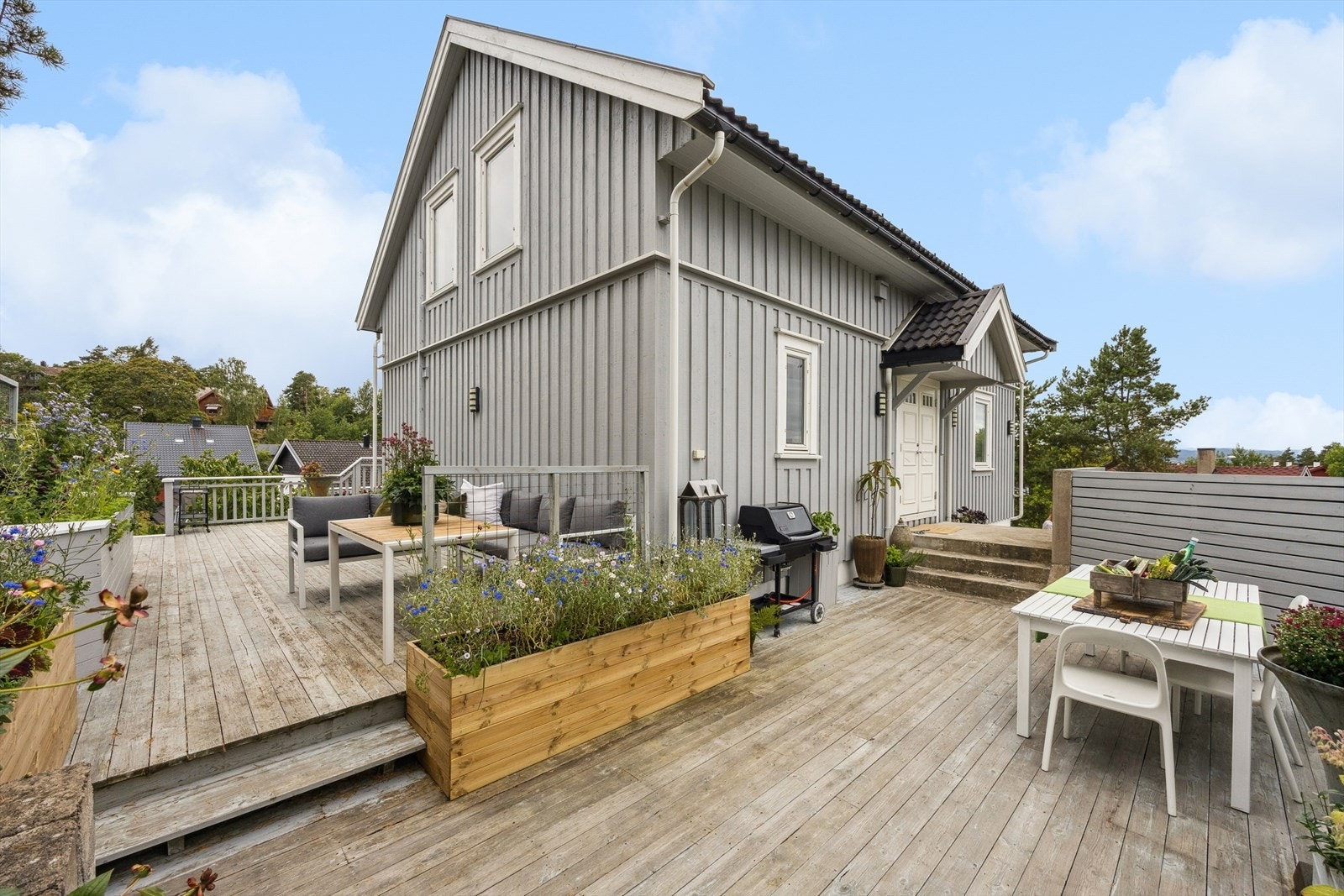 Boligen har flere flotte uteplasser mot sør og vest. Galleribilde
