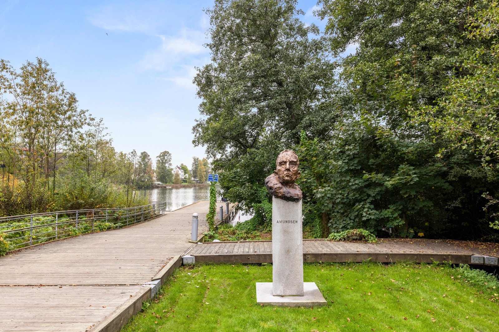 Her bor man i et attraktivt, trygt og familievennlig boligområde - med kort vei til sentrum, marka, fjorden og et bredt spekter av fritidstilbud. Galleribilde