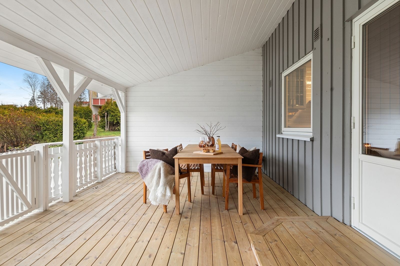 Lun og koselig terrasse med god plass til både sittegruppe og annet hagemøblement. Galleribilde