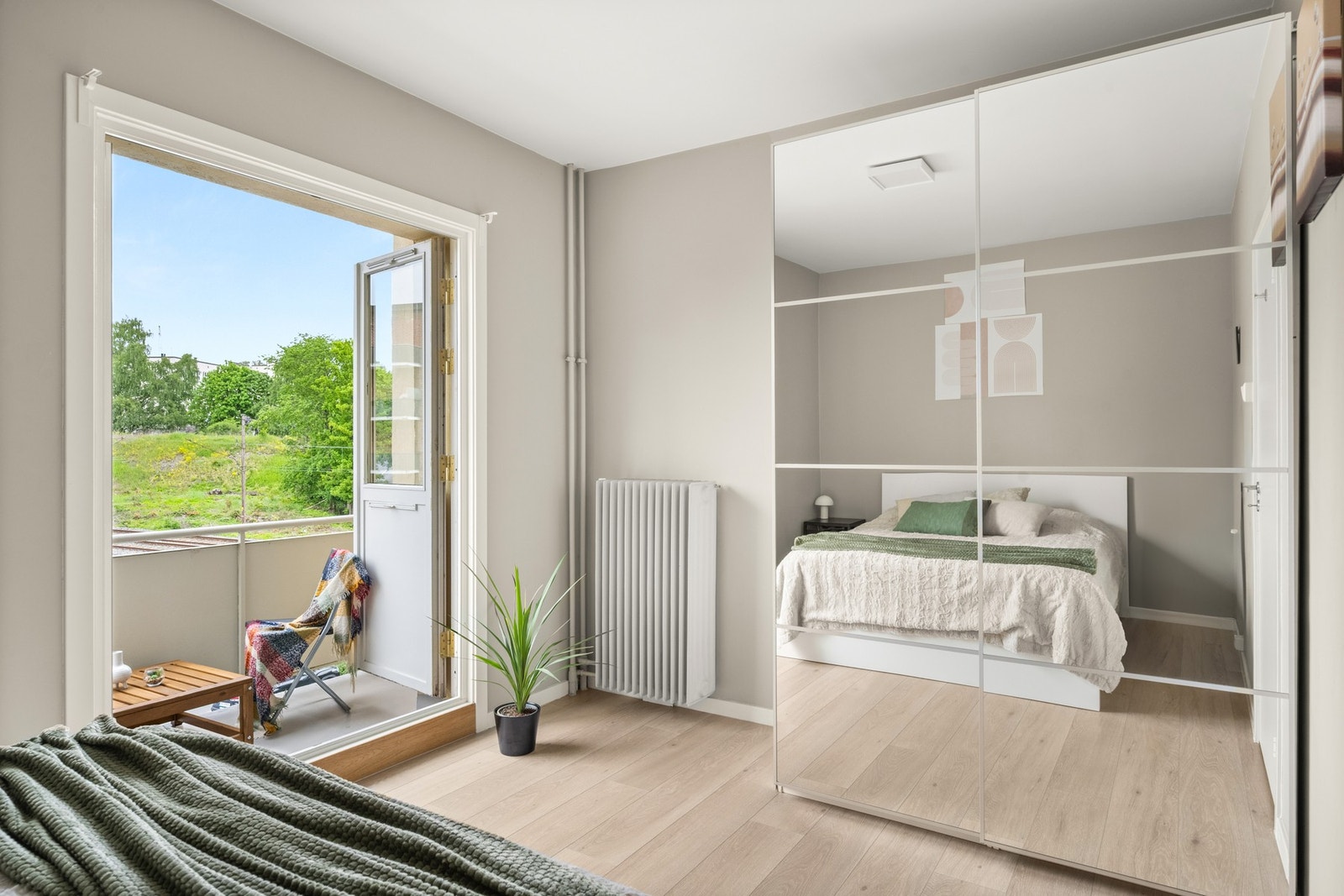 Medfølger skyvedørsgarderobe ved salg. Galleribilde