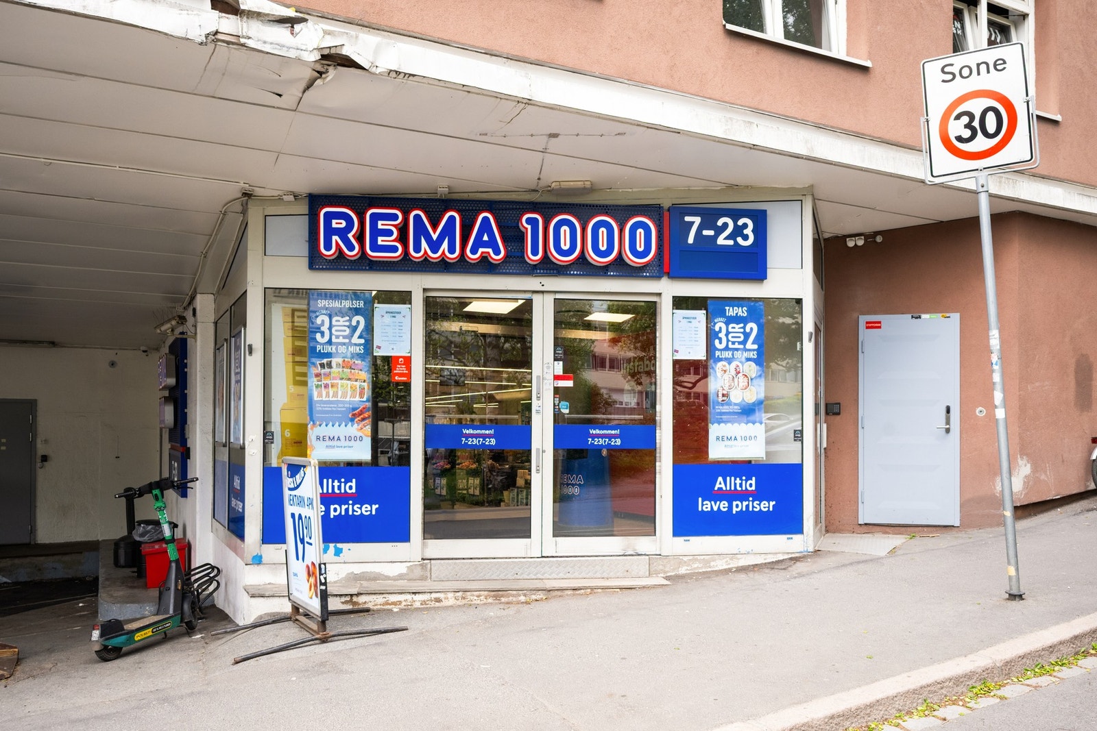Rema 1000, Kiwi, Bunnpris og nærbutikken ligger i nærområdet. Galleribilde