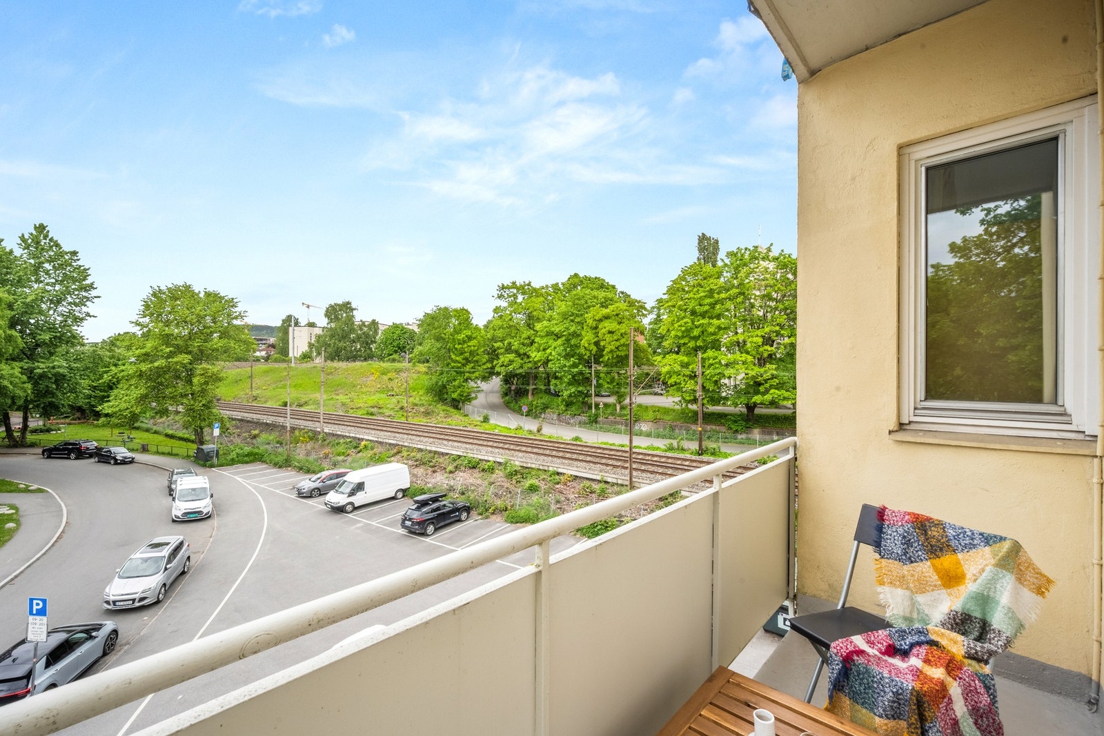 Her kan det møbleres med kafebord for å nyte solen. Galleribilde