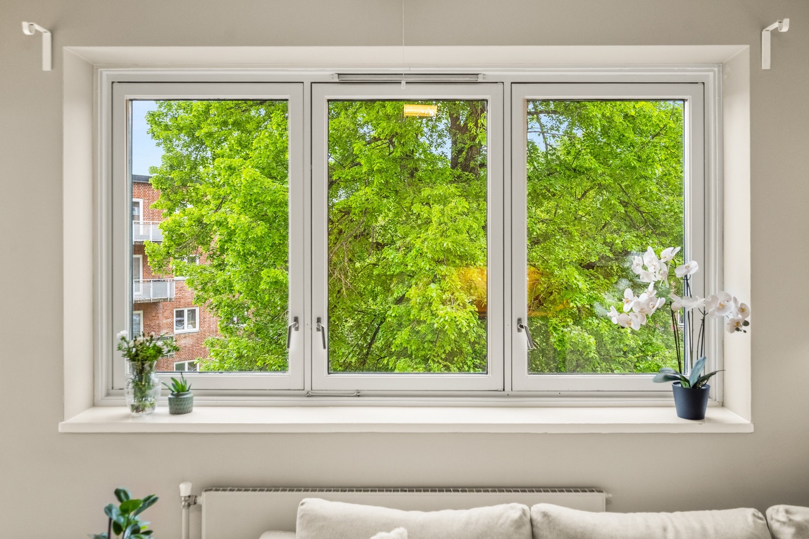 Store vindusflater gir godt med naturlig lysinnslipp inn i leiligheten. Galleribilde