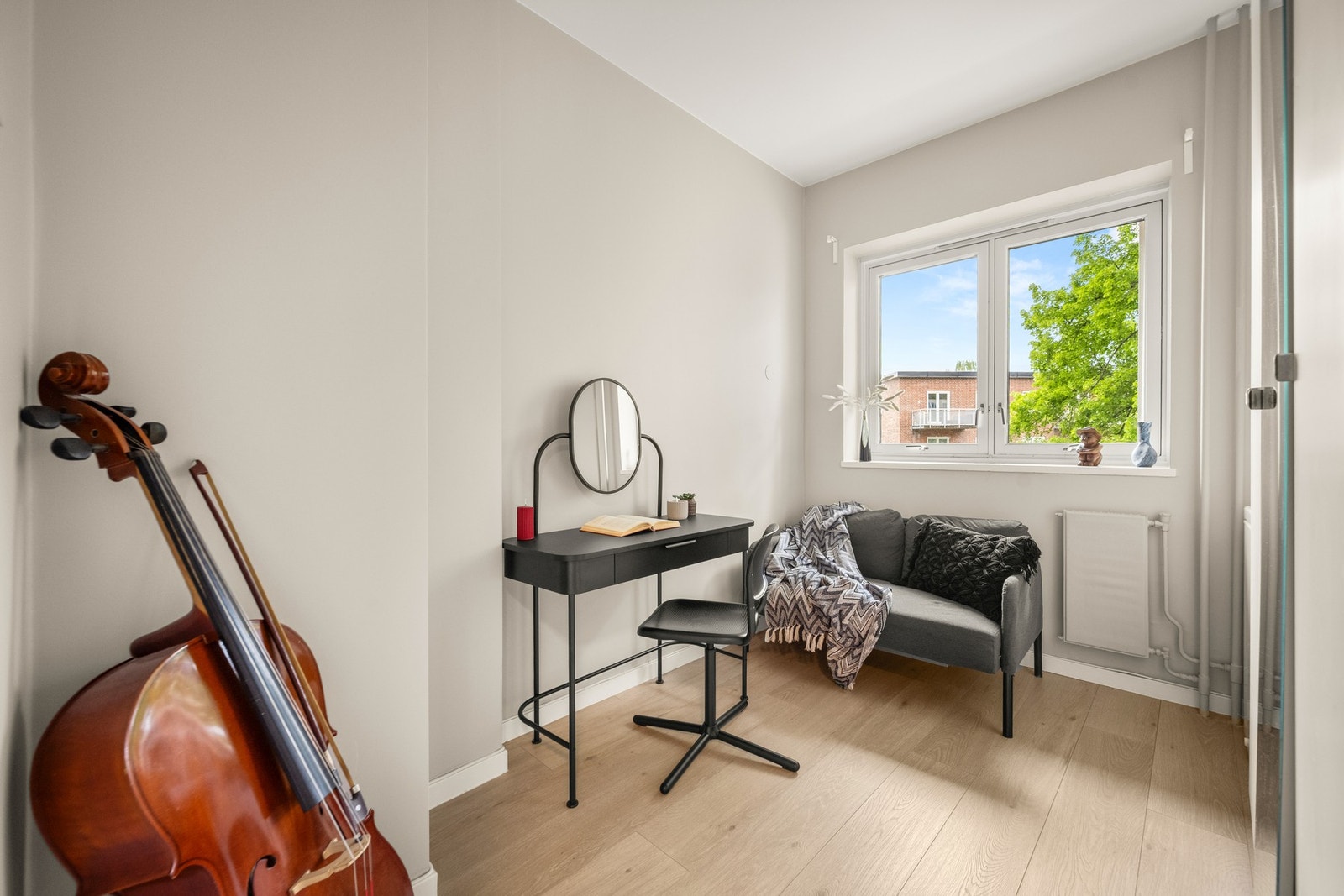 Ved å bytte ut garderobeskapet har du plass til en seng i bredden. Galleribilde