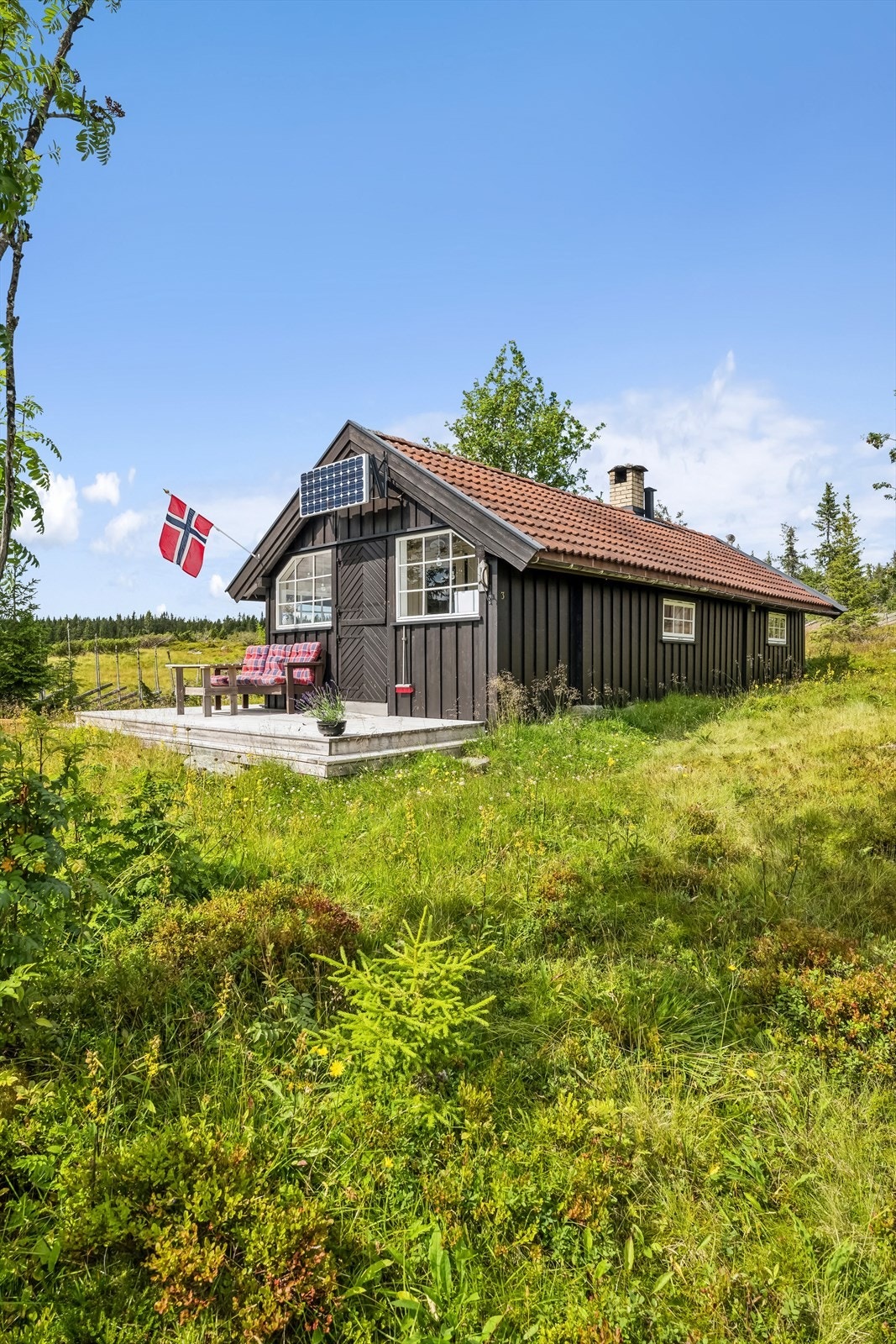 Det er montert 12V solcelleanlegg med enkelt ledningsnett på hytta. Galleribilde