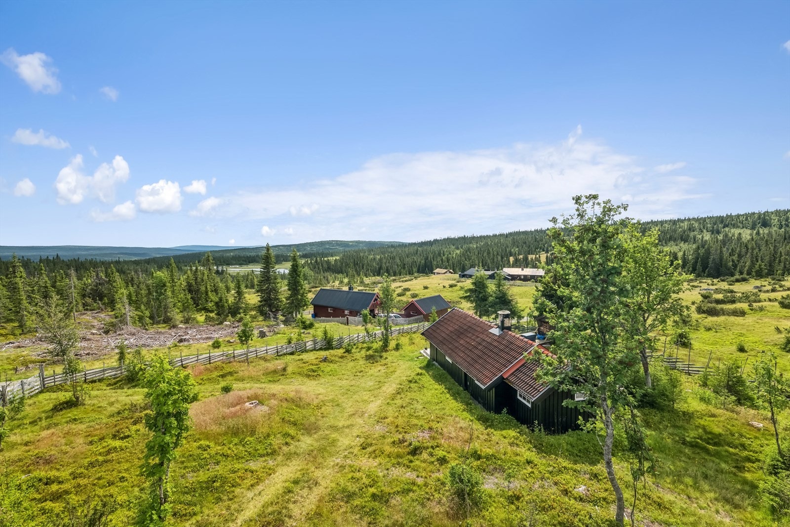 Hytta sett utover i retning mot grunnåsen / Åstdalen med omland Galleribilde