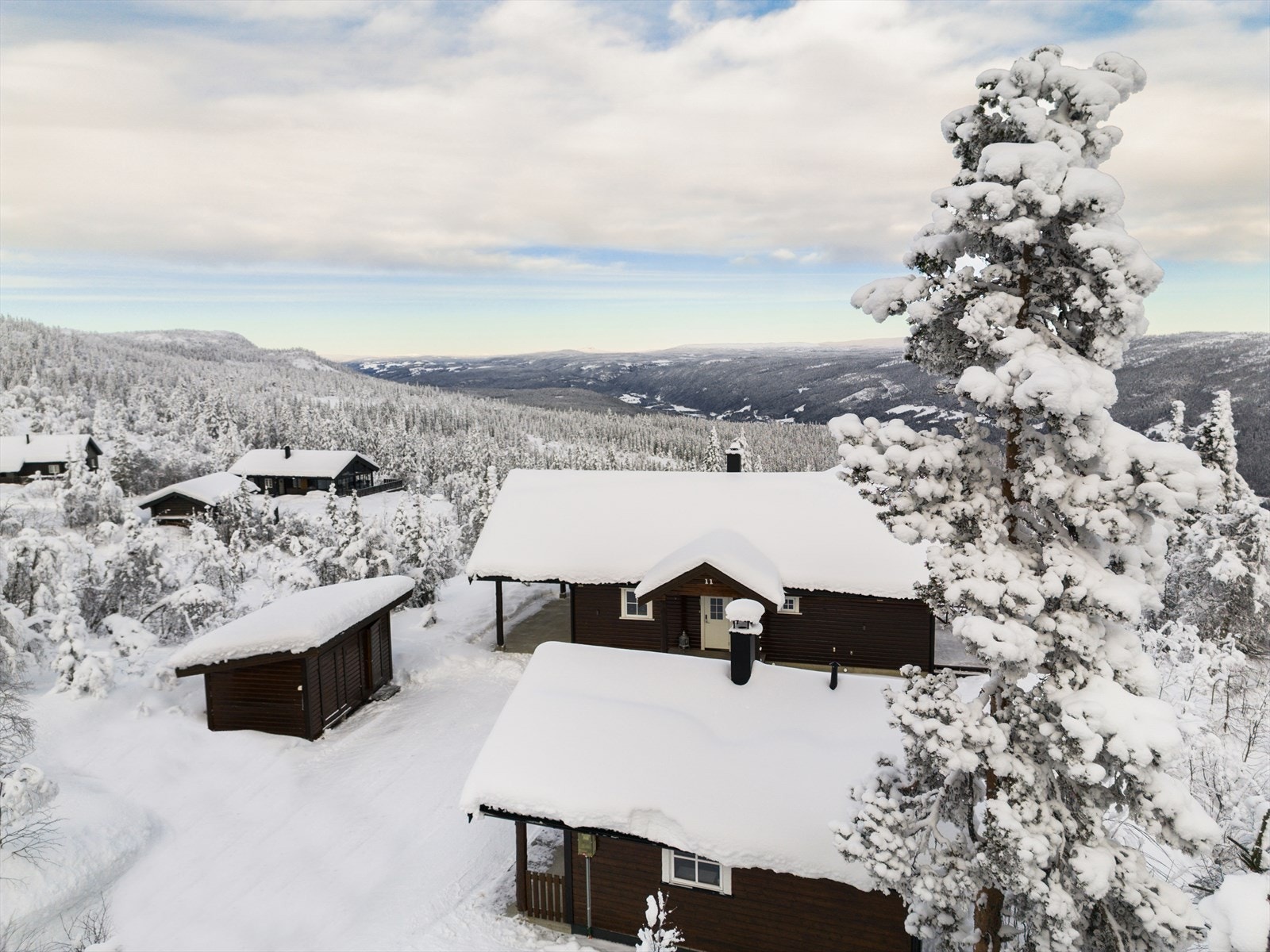 I dette populære området ligger hyttene godt spredt på ulike høyder, noe som gir rolige og usjenerte omgivelser. Foto: Ingvild Sveen Joplassen. Galleribilde