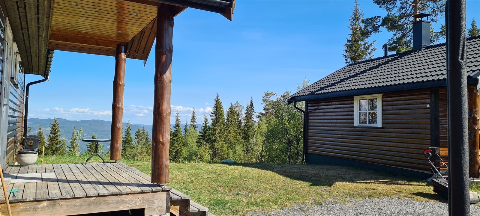 Dette stilrene hyttetunet fra 2008 ligger åpent og svært solrikt til, med nydelig utsikt utover store fjellområder (Selgers egne bilder). Galleribilde