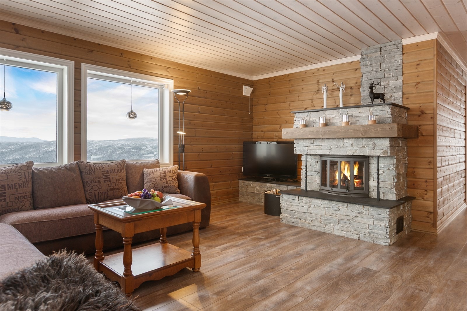 Den vide utsikten utover store fjellområder, kan også nytes inne fra hytta, hvor det i hovedetasjen er lun varmefolie i de fleste rom. Galleribilde