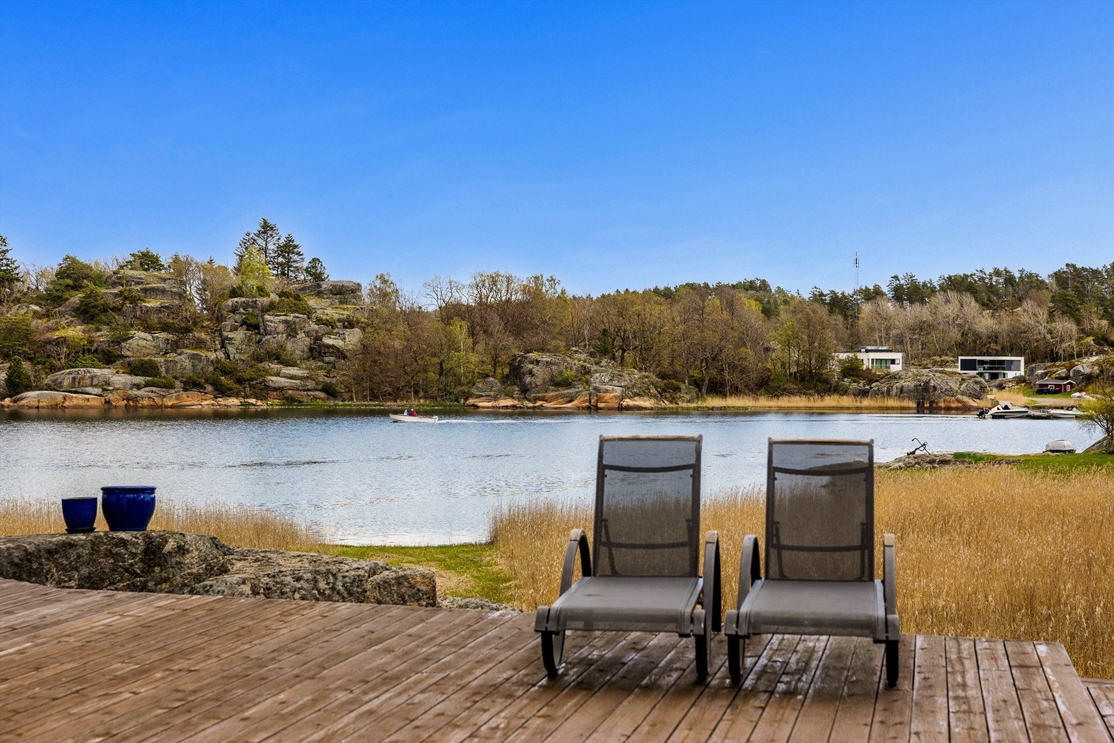 Eiendommen ligger usjenert og fritt til i terrenget med nydelig utsikt til sjøen. Her får du full kontroll på båtlivet en varm sommerdag. Galleribilde