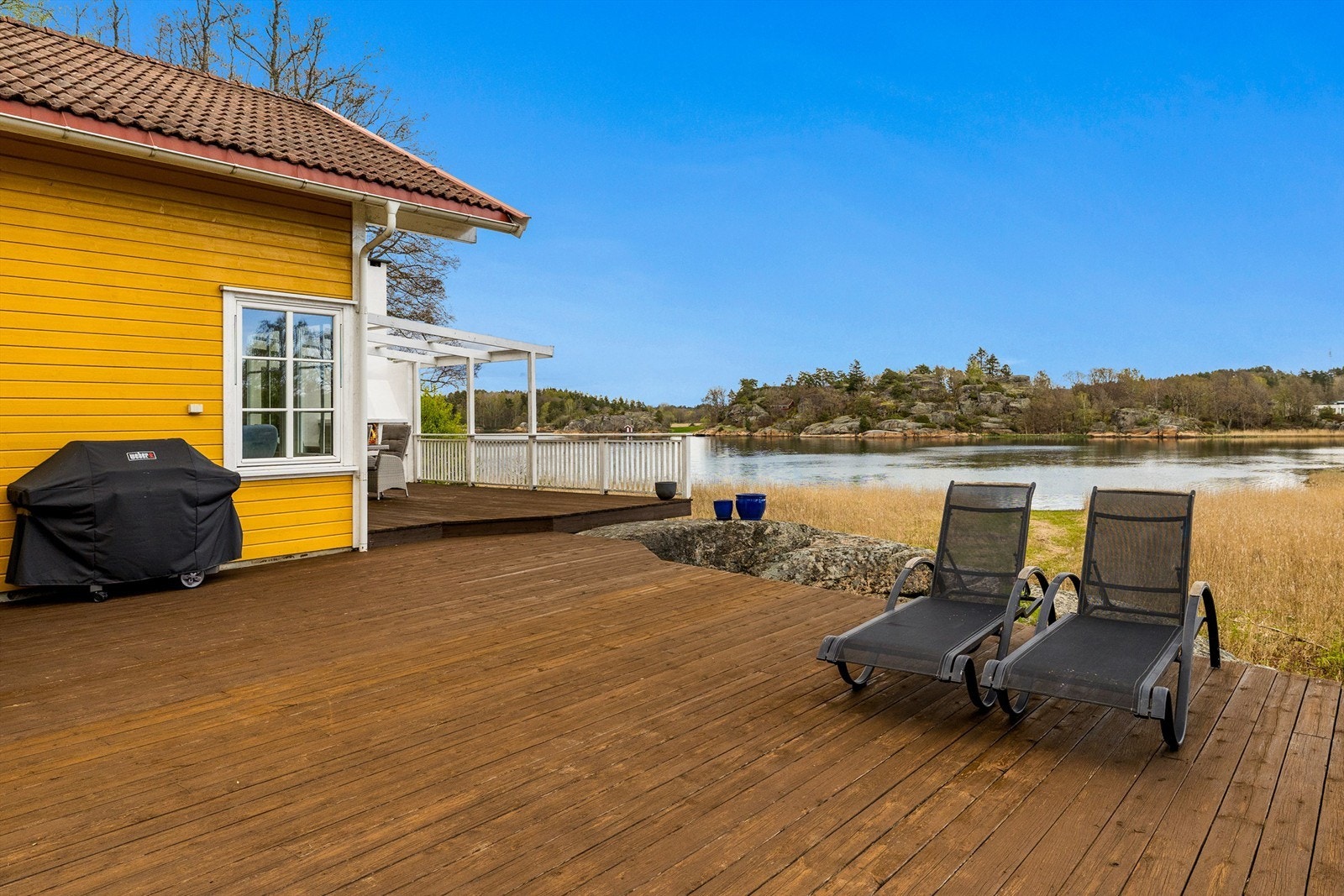 Hytta har en stor flott terrasse med nydelig utsikt til sjøen. Her sitter du lunt og usjenert til, så alt ligger til rette for og nyete varme sommerdager og senere sommerkvelder. Galleribilde