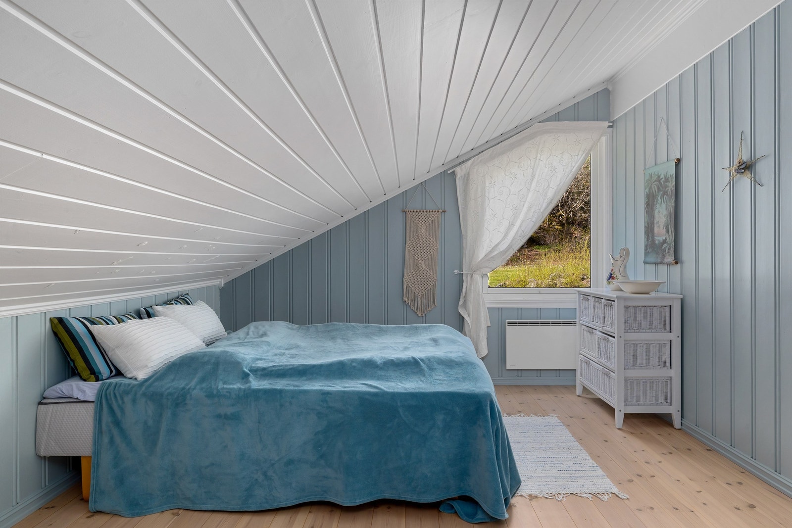 Det siste soverommet i 2. etasje har også utsikt mot vest, dobbeltseng og rikelig med plass til flere madrasser ved behov. Perfekte for storfamilien. Galleribilde