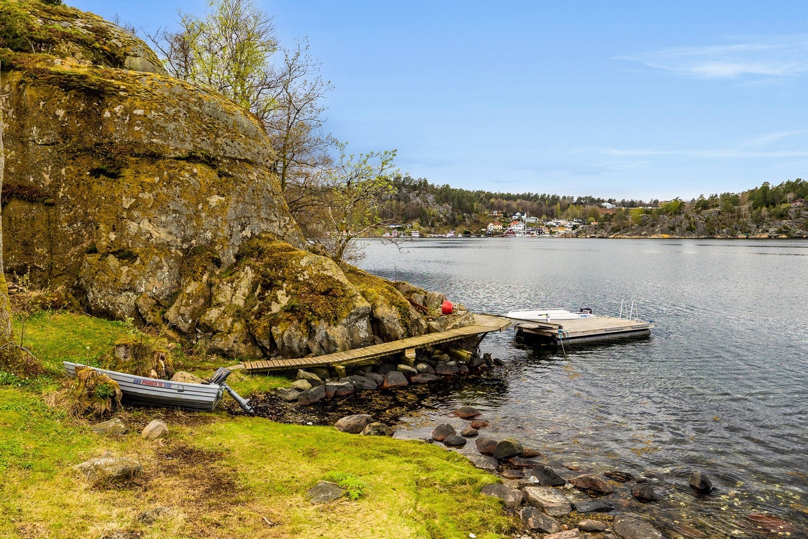 Fra hytta er det kun få meter til koselig strand og brygge som deles med Storholmen 18 (nabohytta) Galleribilde