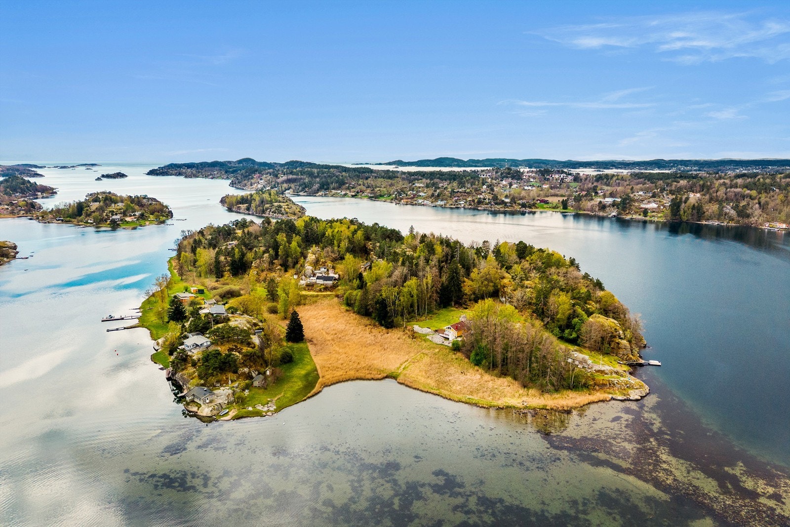 Hytta ligger en kort båttur unna, kun 3 minutt/250m i luftlinje fra land. Båtturen går i smult farvann fra Østerøya og bringer deg til en helt annen verden av opplevelse på idylliske Storholmen. Galleribilde