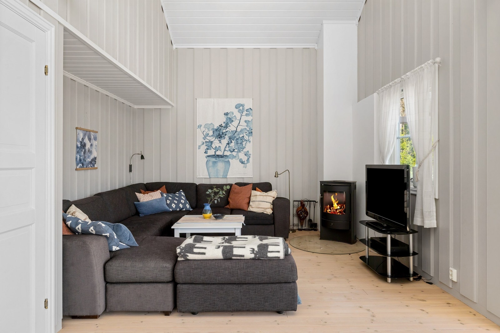 Stuen har god plass til både sofa og lesekrok, takhøyden på ca. 5 meter sørger for en god romfølelse. Galleribilde