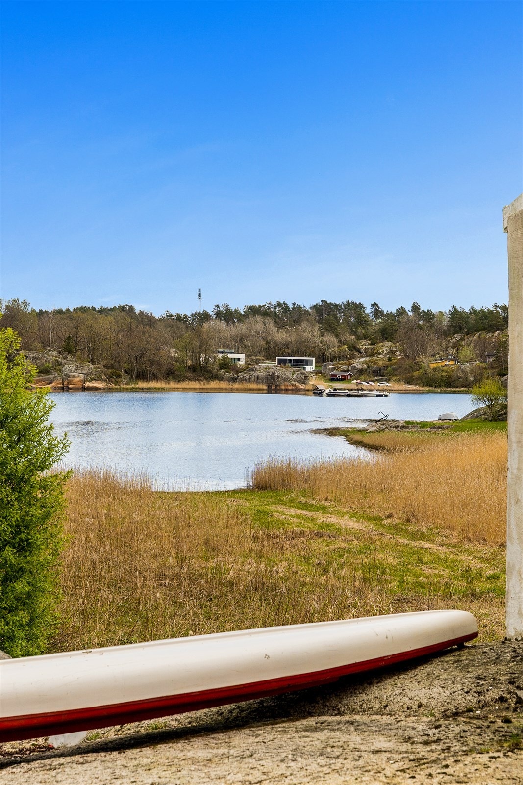 Her kan du koble av og nyte late sommerdager borte fra byens kjas og mas. På Storholmen finner du gode og trygge bade-, og fiskemuligheter er rett utenfor stuedøren. Galleribilde
