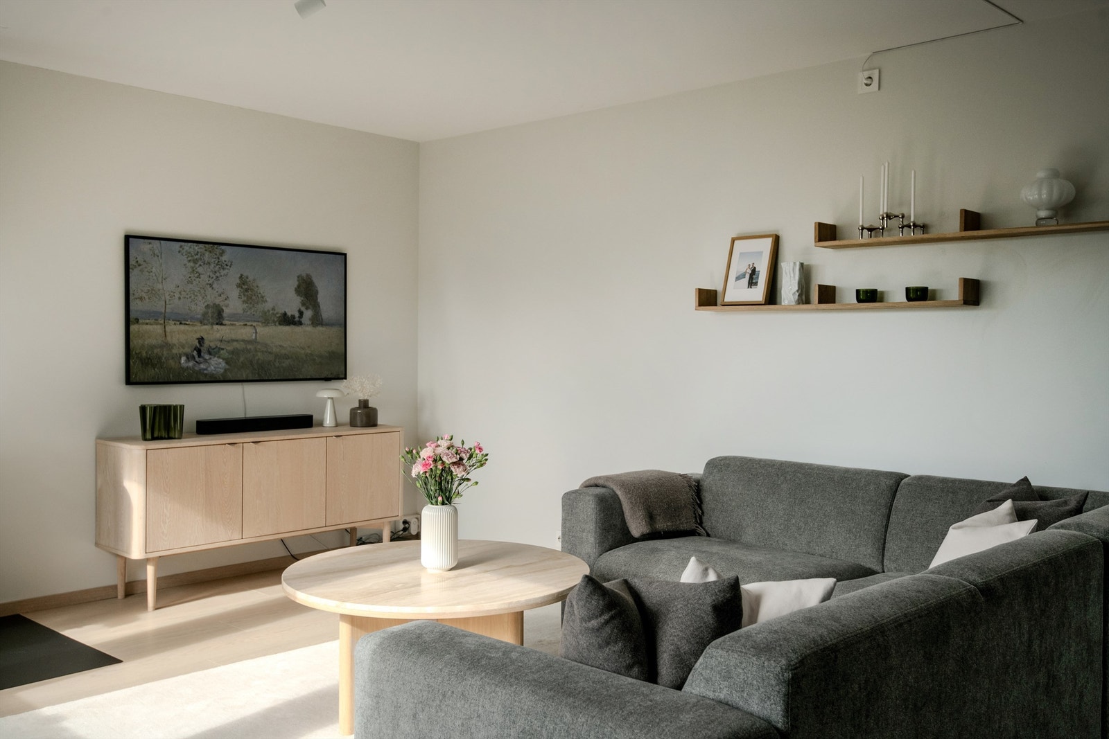 Store vindusflater gir rikelig med naturlig lys og skaper en behagelig atmosfære i stuen. Galleribilde
