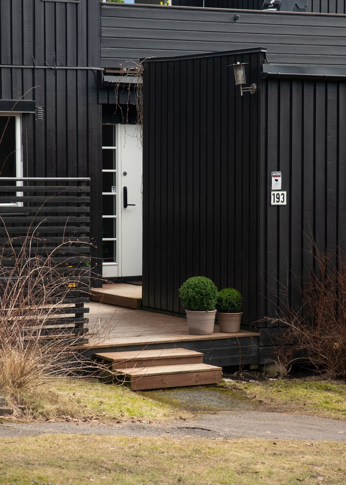 Adkomst til boligen via en treplatting. Entrédøren har elektrisk kodelås. Galleribilde