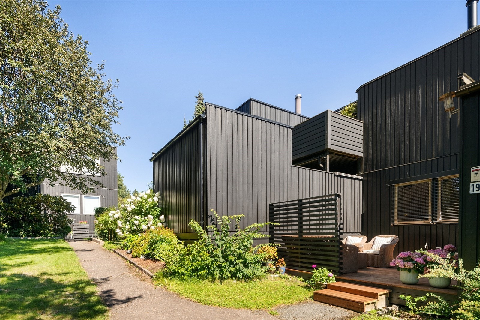 Boligen har en flott terrasse ved inngangspartiet med fine solforhold og skjermet beliggenhet. Galleribilde