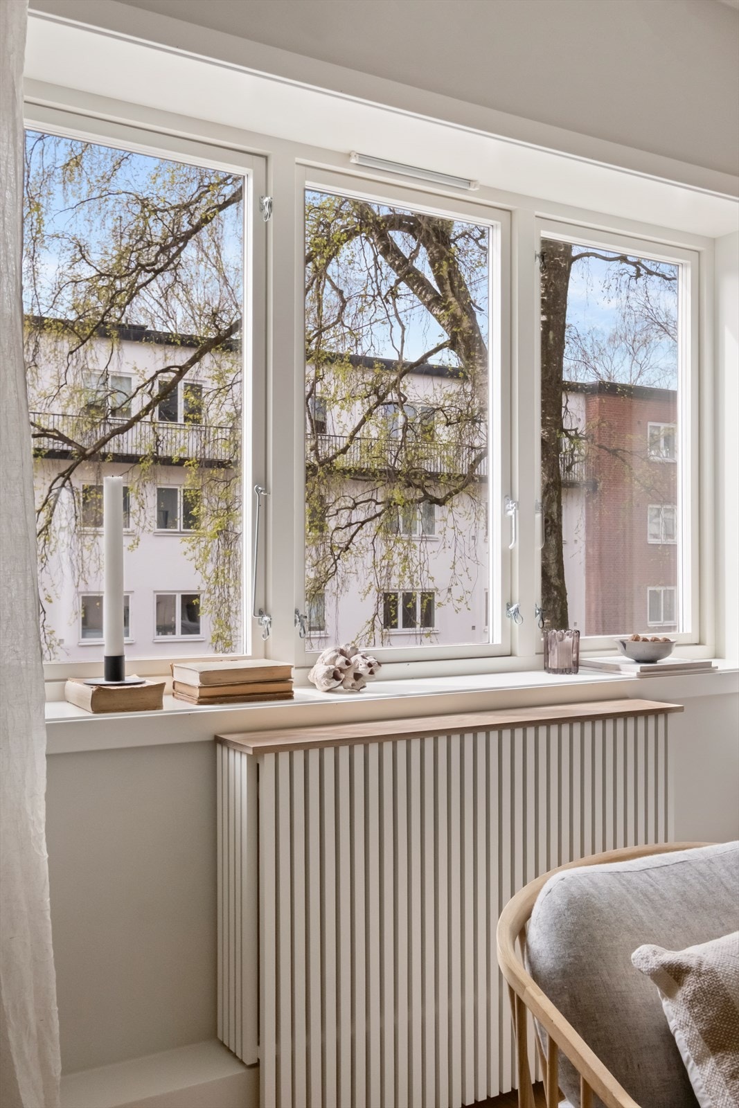 Store vindusflater sørger for rikelig med lysinnslipp, og skaper en lys og luftig atmosfære. Galleribilde