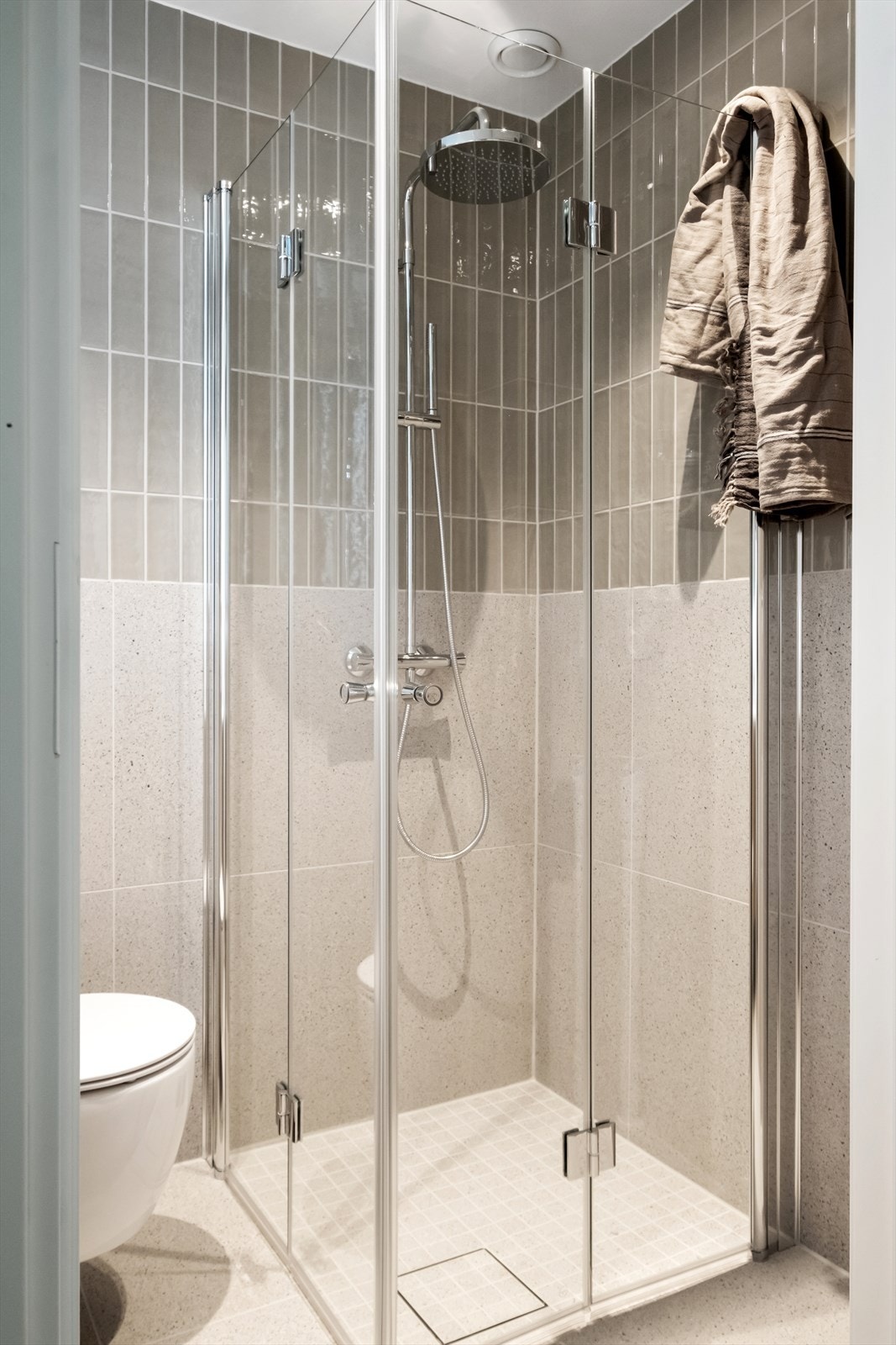 Badet er i likhet med resten av leiligheten renovert i 2026. Galleribilde
