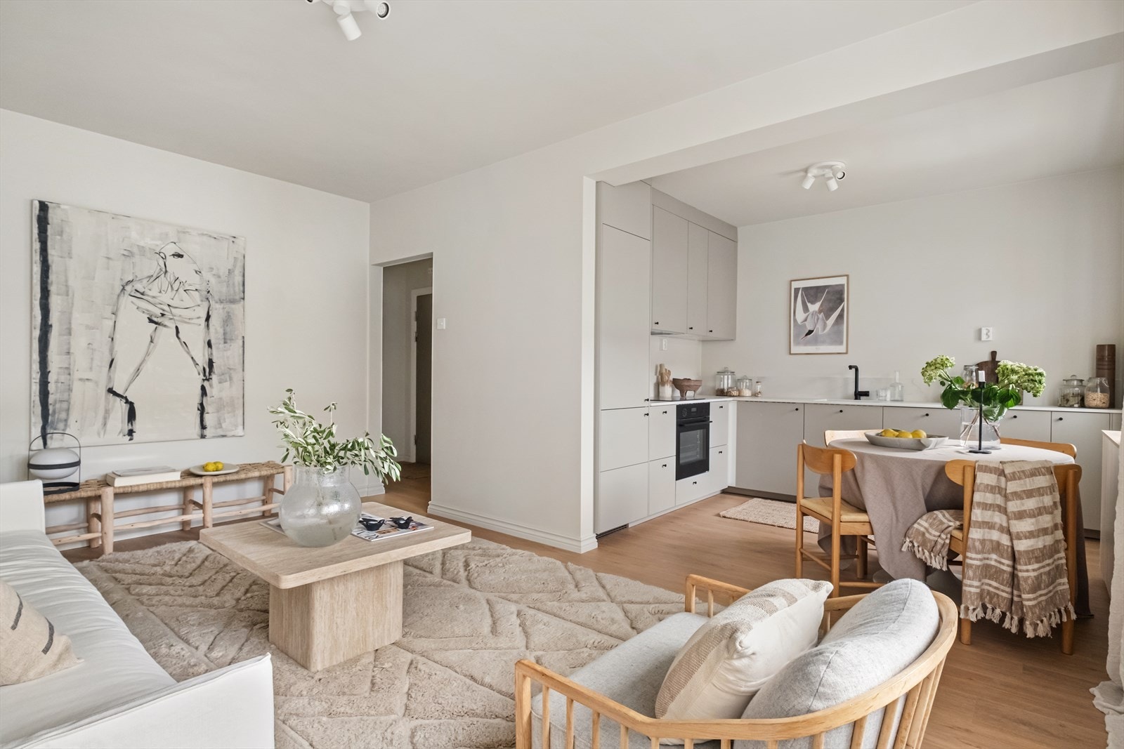 Leiligheten byr på en harmonisk kombinasjon av tidløst design og moderne standard. Galleribilde
