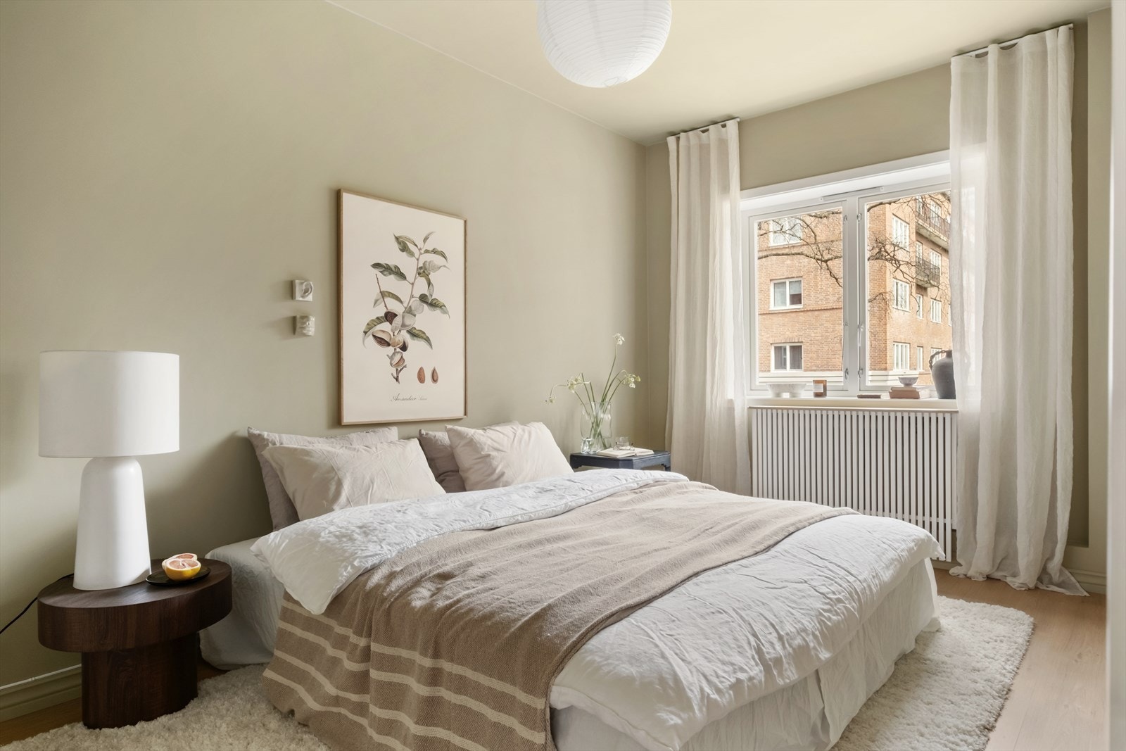 Boligen har en gjennomgående planløsning, med den sosiale sonen i den ene enden, og 2 soverom i den andre. Galleribilde