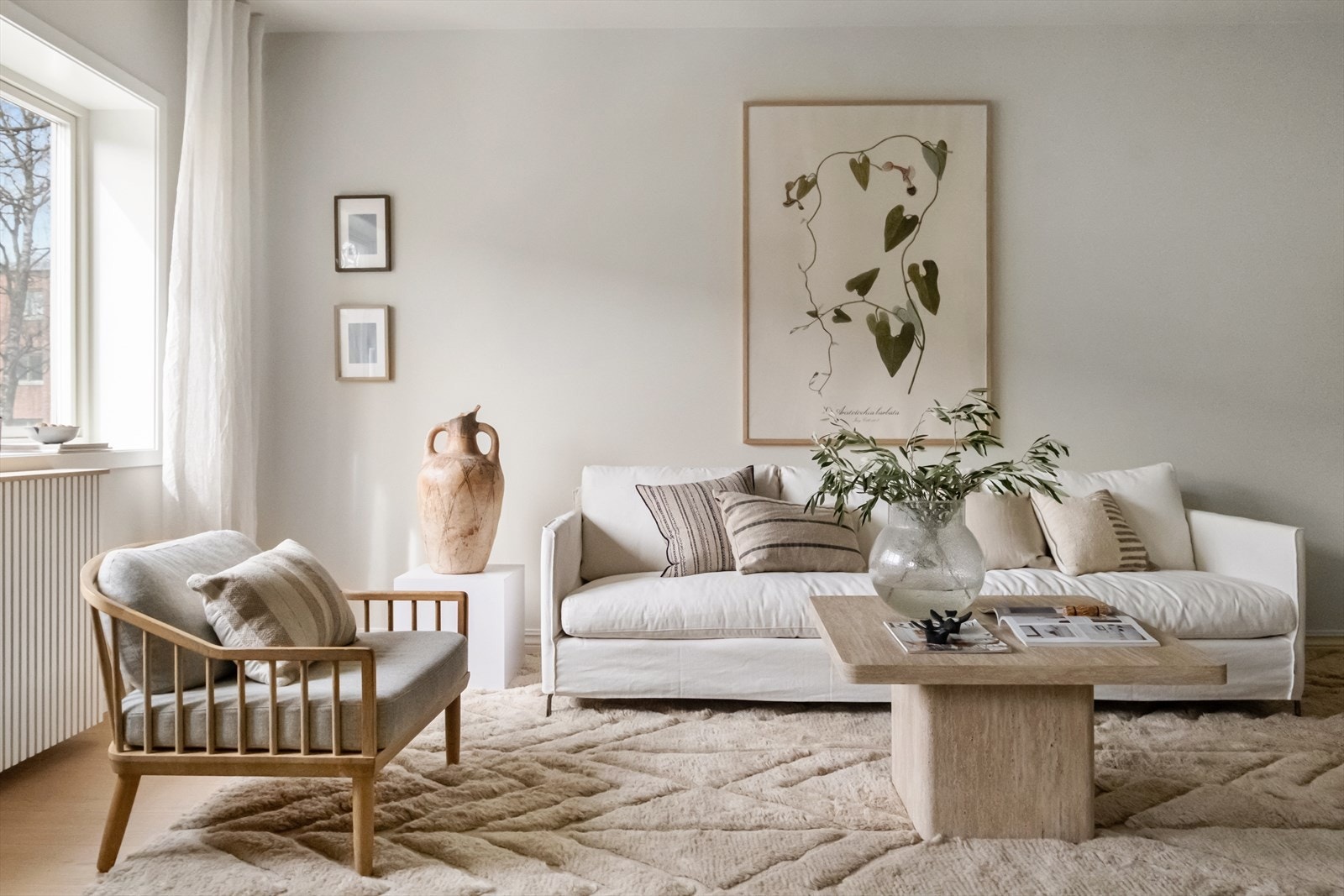 Stuen er av god størrelse, med plass til sofa, salongbord og tilhørende møblement. Galleribilde