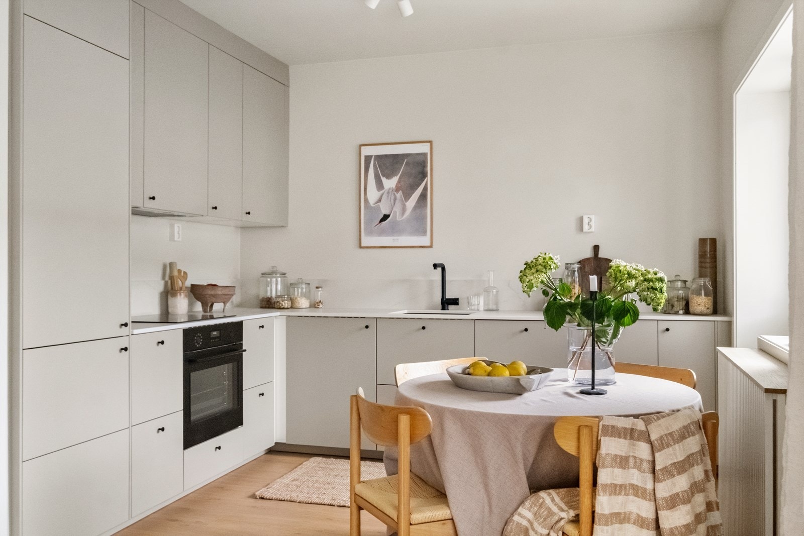 Nydelig kjøkken fra IKEA med god utforming som gir god skap- og benkeplass. Galleribilde