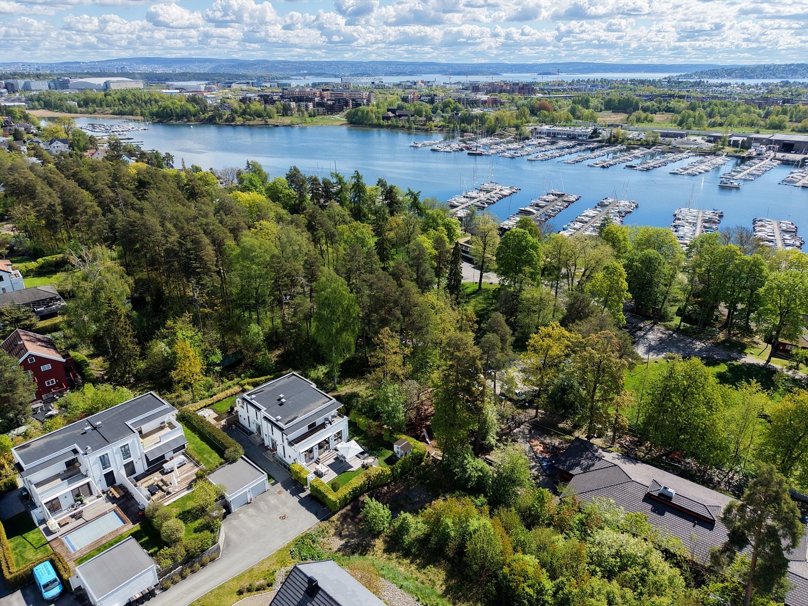 Strand barnehage ligger ca. 50meter fra boligen. Det følger av barnehagens vedtekter at barn i nærmiljøet prioriteres. Galleribilde
