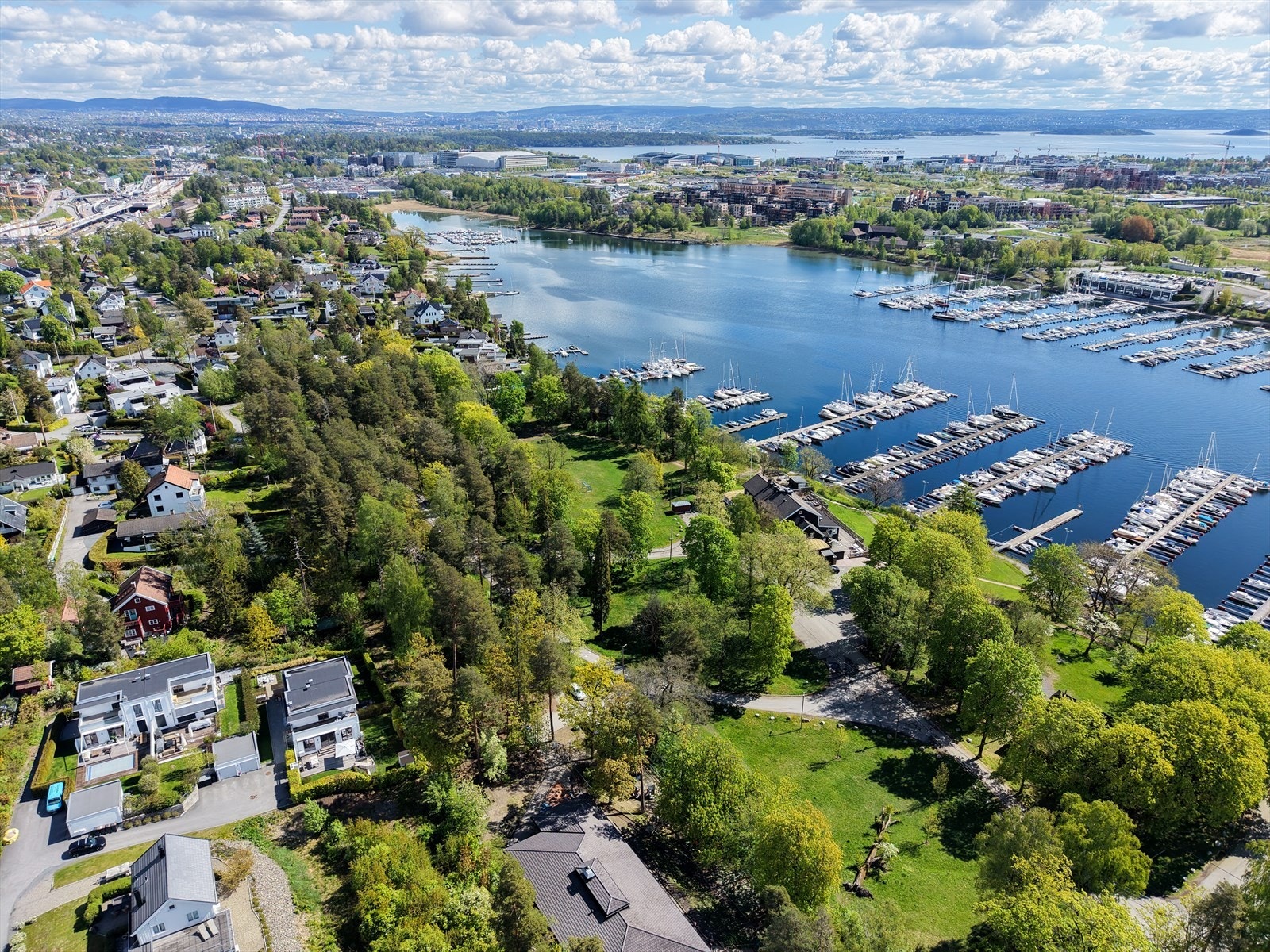Eiendommen ligger idyllisk og skjermet til i et rolig og trafikkstille område, med kort vei til sjøen. Galleribilde