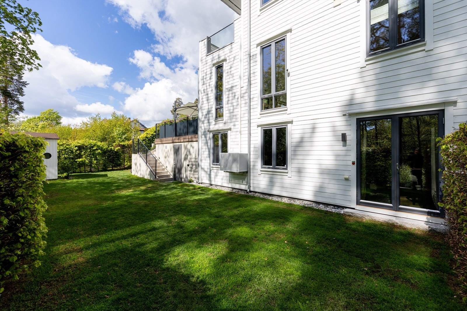 Boden har inngang fra hagen på nedsiden av huset. Galleribilde