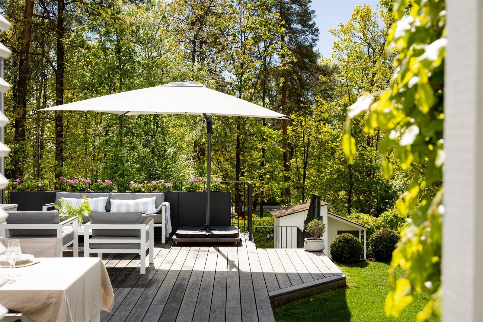 Fra stue/kjøkken er det utgang til en sydvestvendt terrasse og hage. Galleribilde