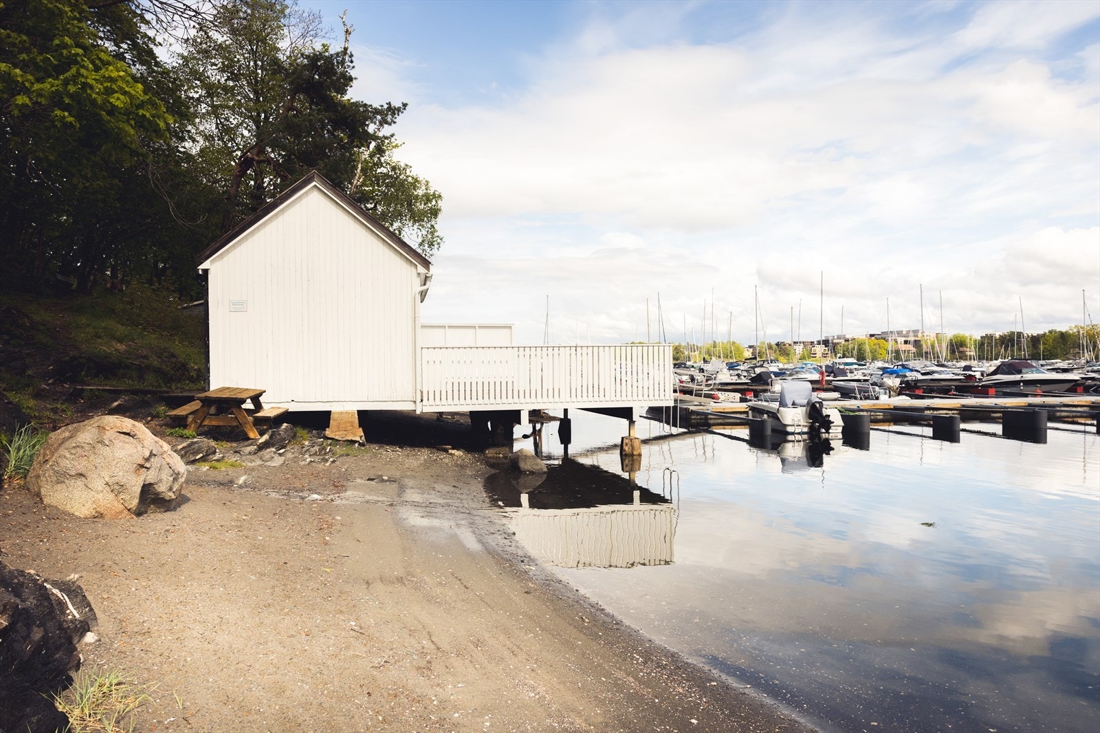 Like nedenfor boligen finner man en liten, hyggelig strand ved badehuset som benyttes flittig av både naboer og beboere til morgen- og kveldsbad gjennom sommerhalvåret. Galleribilde