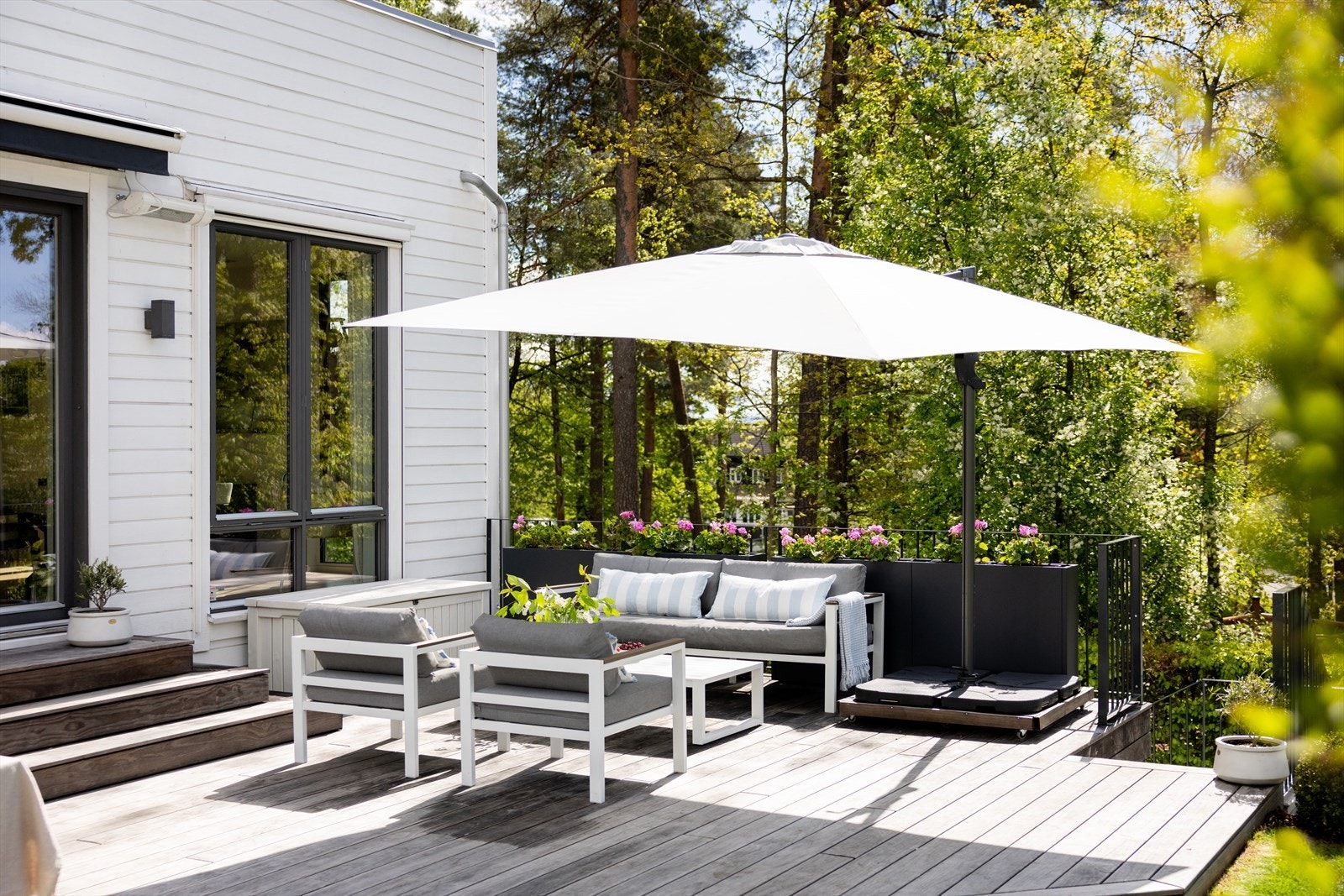 Terrasse på ca. 51 kvm fra 2025, utført i vedlikeholdsfri Kebony. Galleribilde