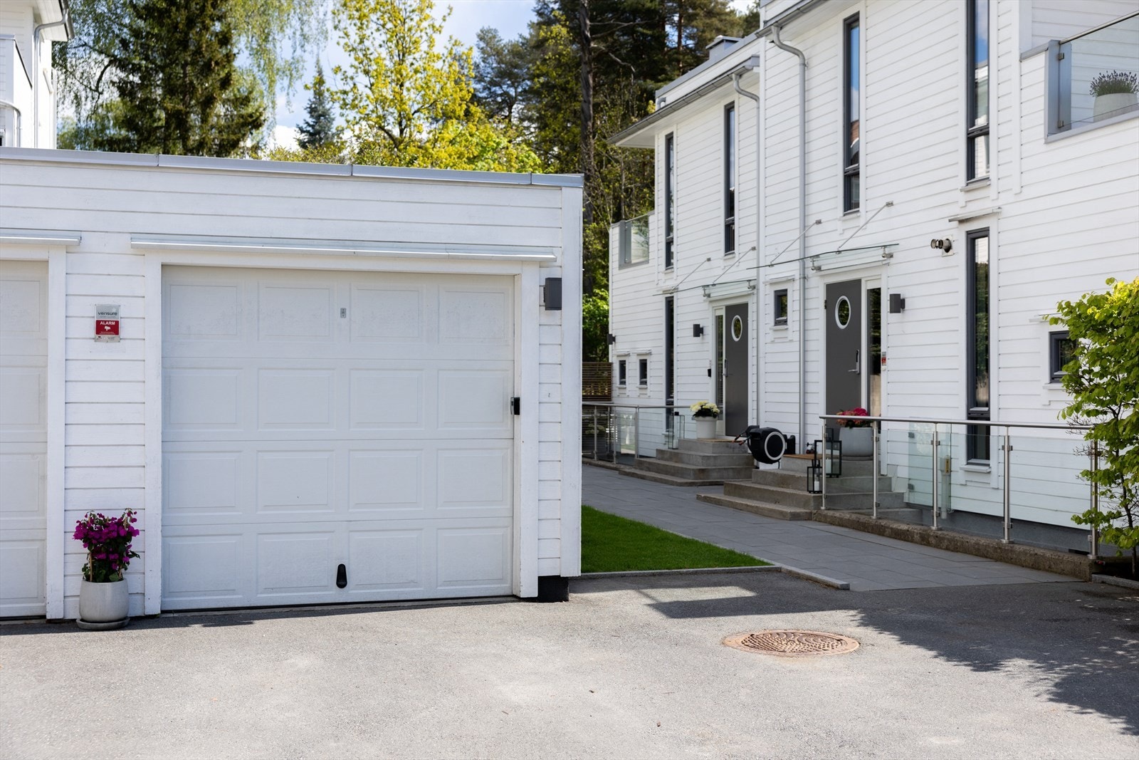 Boligen deler dobbelgarasje med naboboligen, og har en garasjeplass. Boligen disponerer i tillegg en biloppstillingsplass på fellesareal. Galleribilde