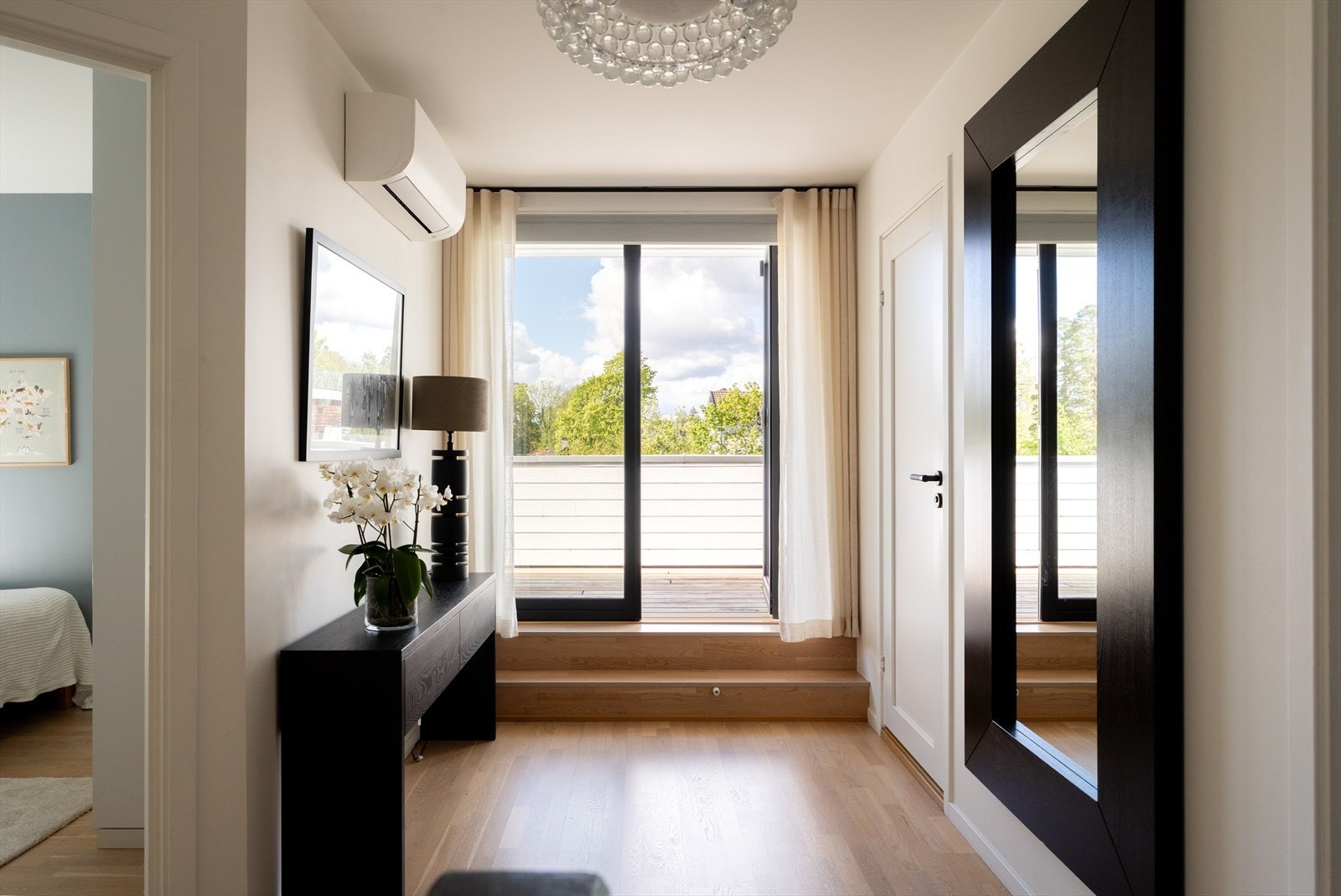2. etasje består av 3 soverom, bad og mellmgang med utgang til takterrasse. Galleribilde