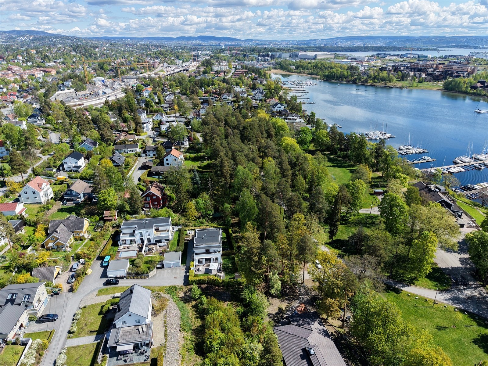 Fra hagen går det en idyllisk sti gjennom skogen som leder ned til sjøen, Strand Restaurant og bryggemiljøet. Det er mulig å kjøpe opsjon til båtplass fra selger. Galleribilde