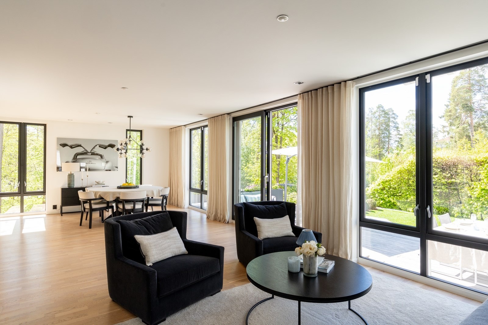 Stuen har god plass til både sofagruppe og spisebord. Galleribilde