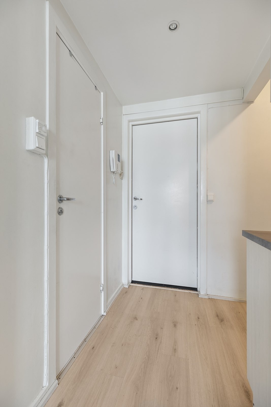 Entré med dørcalling og plass til å henge fra seg yttertøy. Galleribilde