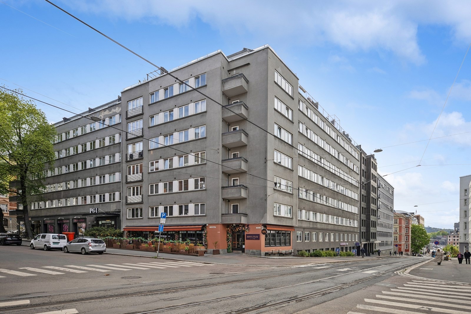 Bygget befinner seg sentralt på Solli plass med gangavstand til Aker brygge/Tjuvholmen og Nationaltheatret. Ukes- og helgehandelen kan gjøres på Rema 1000 i byggets underetasje. Galleribilde