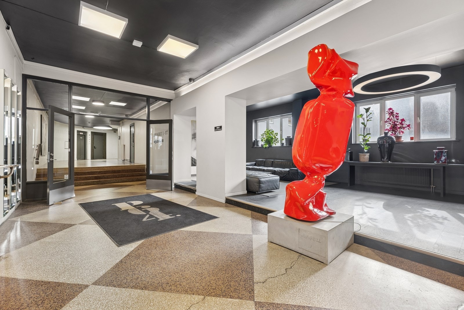 Innbydende og dekorert lobby med flere sittegrupper. Galleribilde