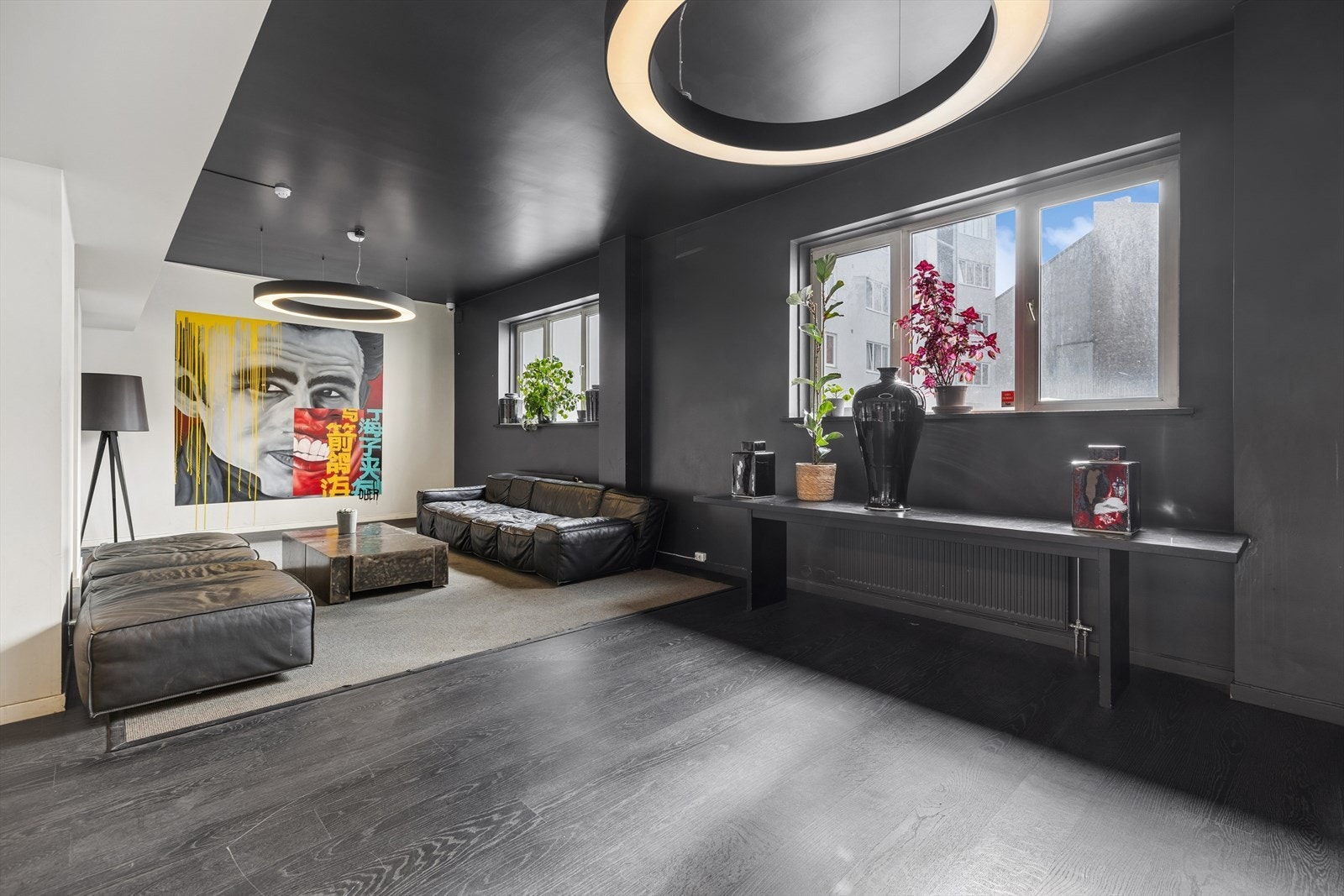 Lounge med flere sittegrupper. Galleribilde