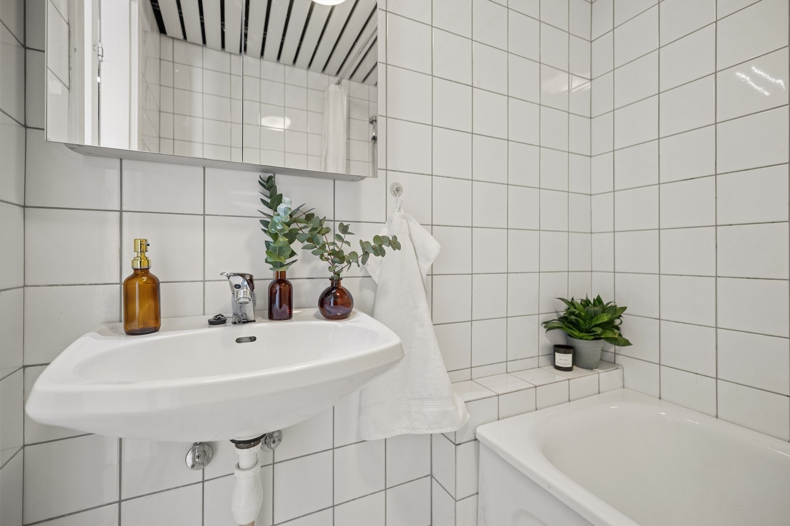 Servantløsning med speilskap og badekar med dusj. Galleribilde