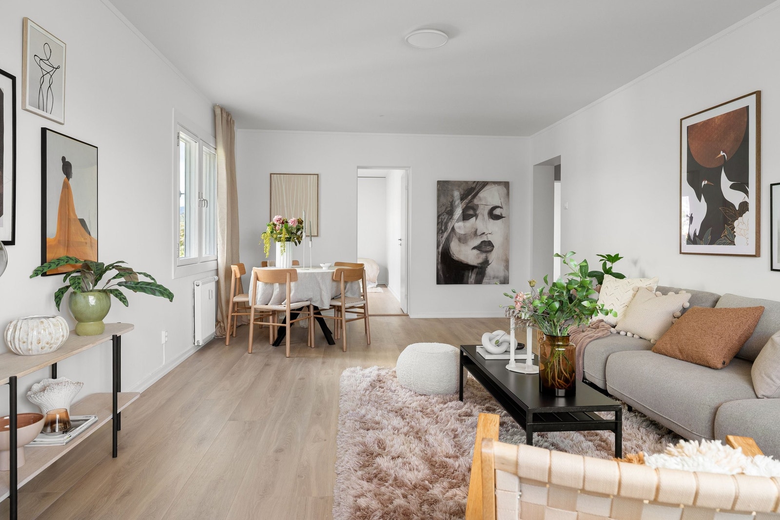 Fra stuen er det inngang til soverom 2 Galleribilde