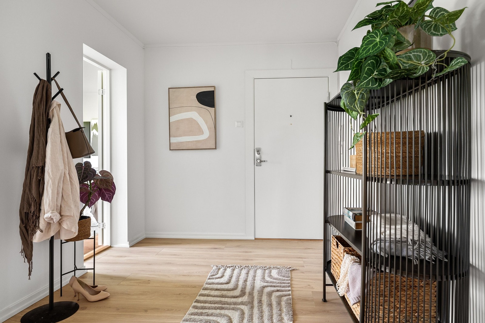 Stor entre med plass til garderobe Galleribilde