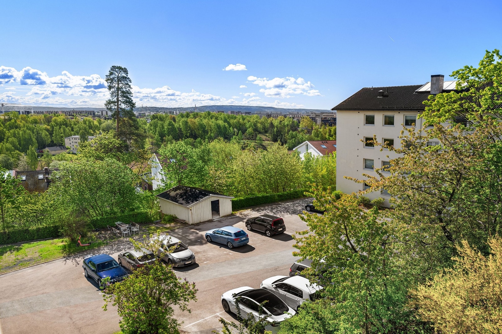 Fin åpen utsikt fra balkong, kort vei ned til sjøen Galleribilde