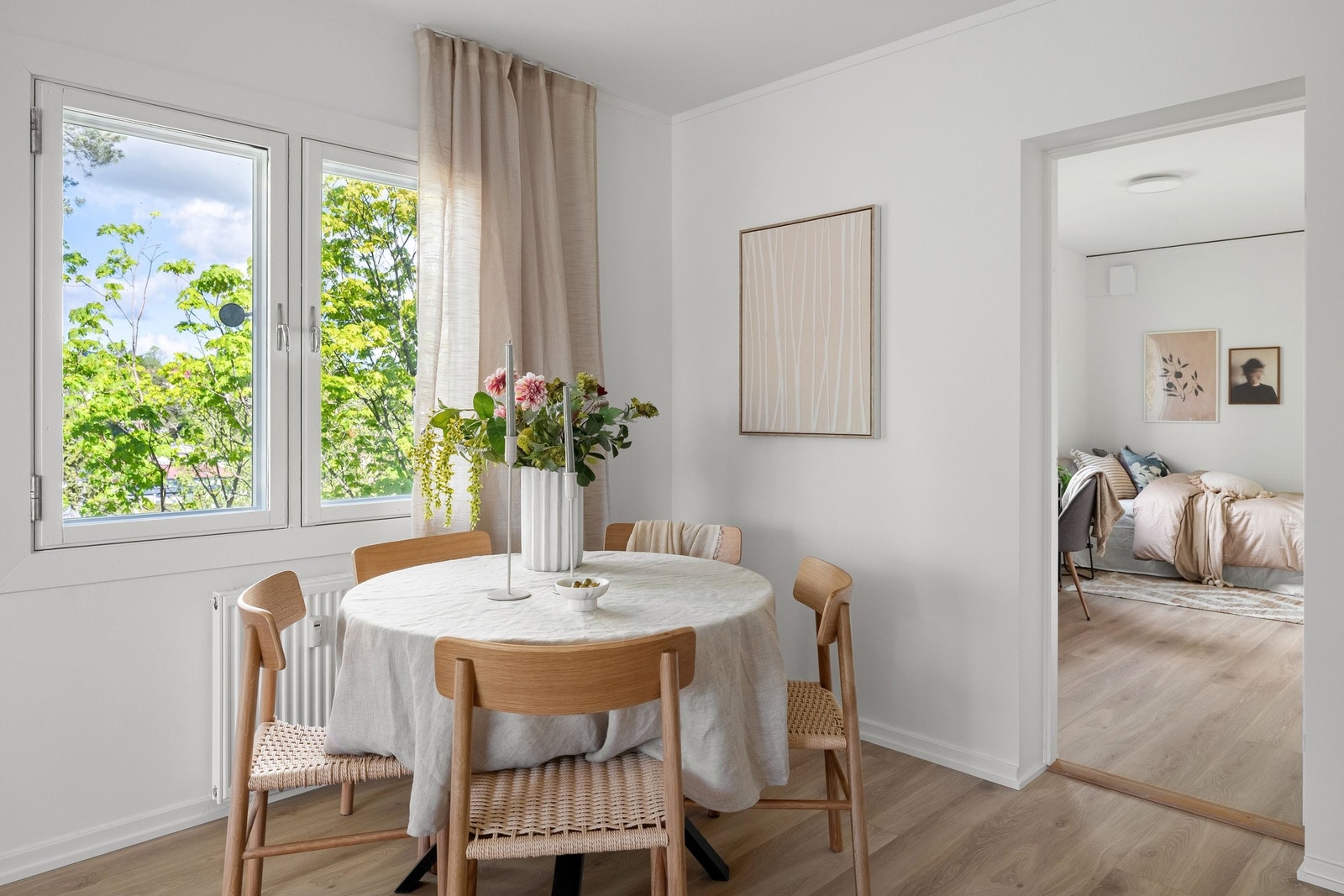 Lun spiseplass ved vinduet på stuen Galleribilde