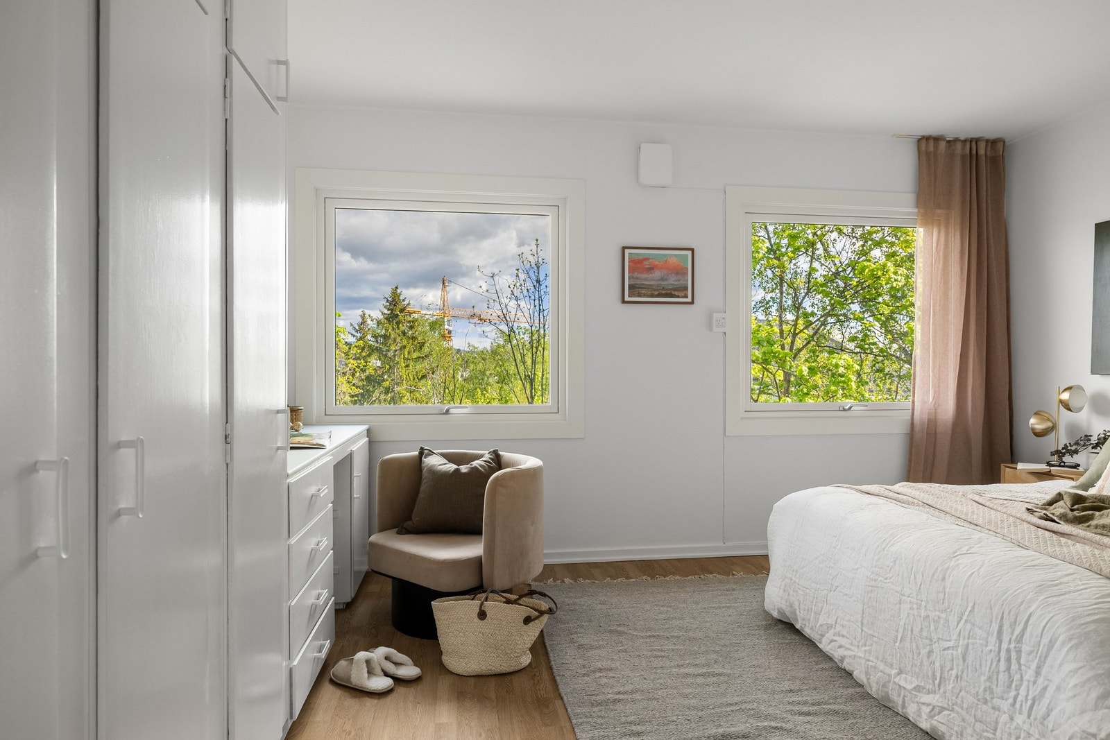 Romslig og stort hovedsoverom med innebygget garderobe og mulighet for arbeidsplass Galleribilde